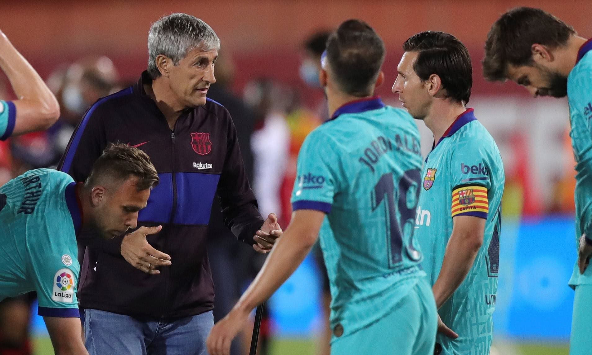 سيتيين في حديث مع ميسي خلال مباراة سابقة لبرشلونة 