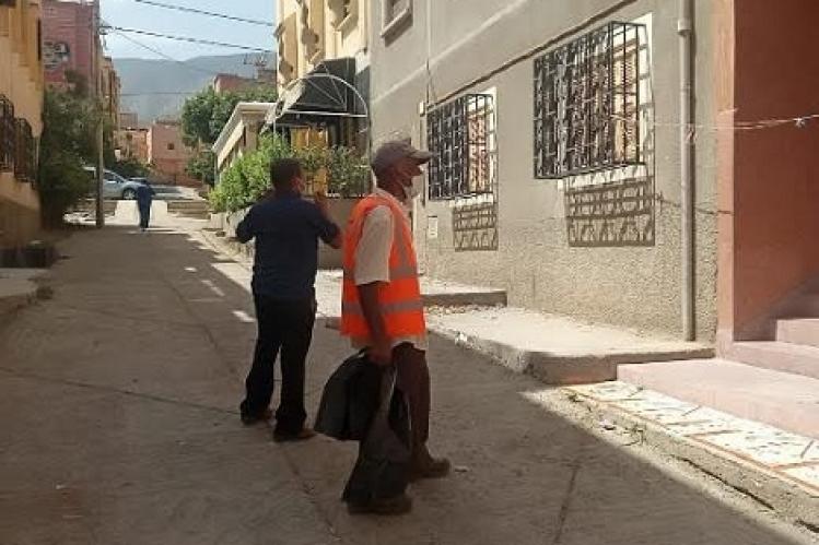 شباب يوزعون أكياسا بلاستيكية وكمامات بأفورار