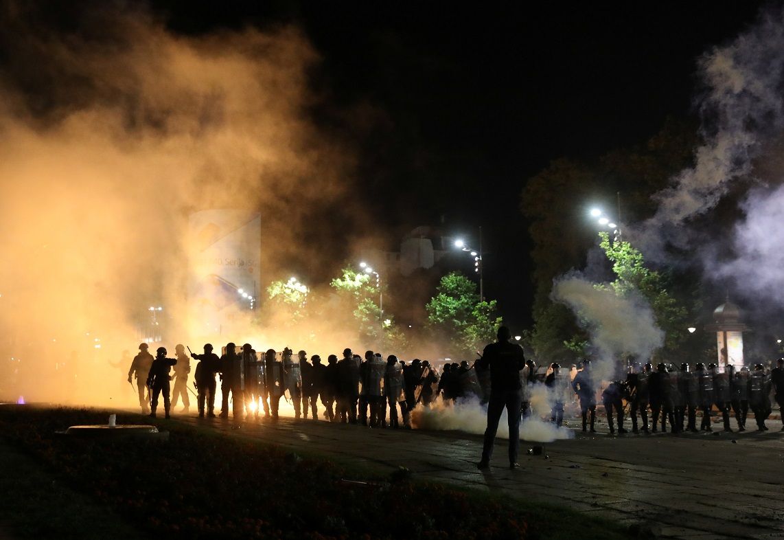 صربيا.. متظاهرون يقتحمون البرلمان احتجاجا على إغلاق العاصمة بسبب كورونا