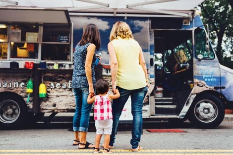 عربات الطعام .. نشاط تجاري فريد يعد بمستقبل زاهر