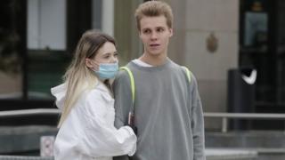 فيروس كورونا: لماذا يعزف الرجال عن ارتداء أغطية الوجه؟