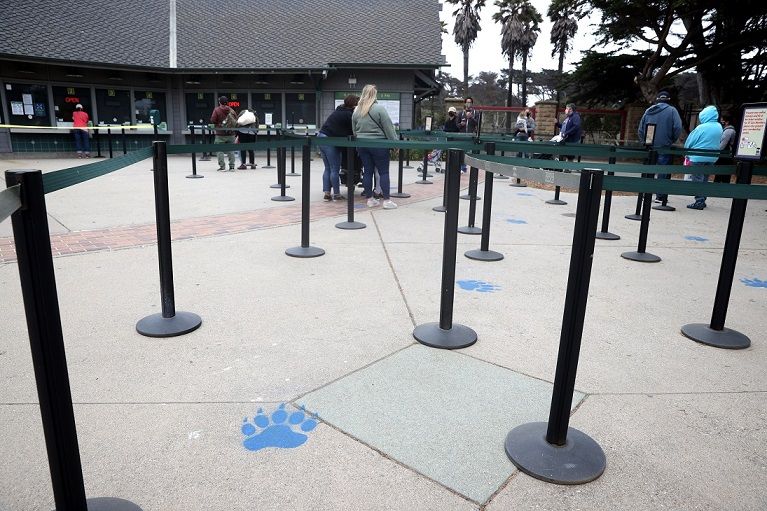 كاليفورنيا تغلق المطاعم ودور السينما مرة أخرى