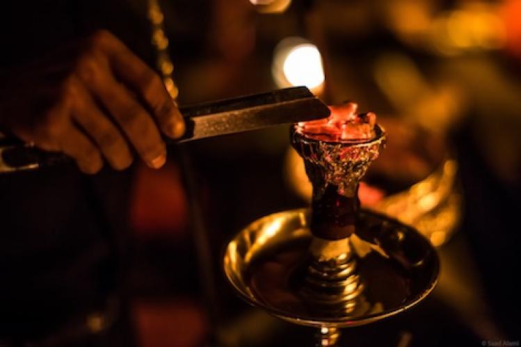 مقهى يتحدى “كورونا” بتقديم الشيشة في مرتيل