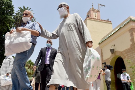 هكذا أدى المغاربة أول صلاة في “أجواء كورونا” بعد الحجر الصحي