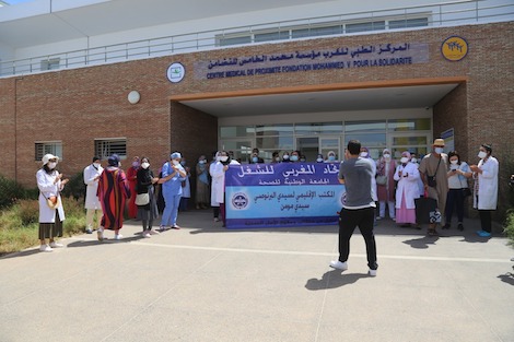 أطباء وممرضون ينتقدون “ارتجالية قرارات الوزارة”