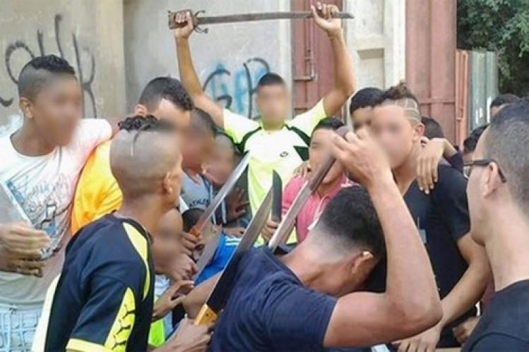 أغنية بسواطير وأسلحة بيضاء تثير الخوف بالعرائش