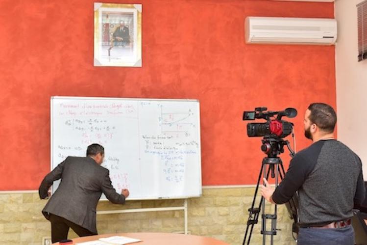 إلزامُ الأساتذة بمهام تصوير الدّروس والتّعقيم يجلبُ انتقادات لأمزازي