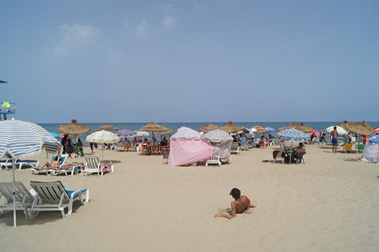 الاصطياف في مدن الشمال .. شواطئ تحن إلى “زمن ما قبل كورونا”