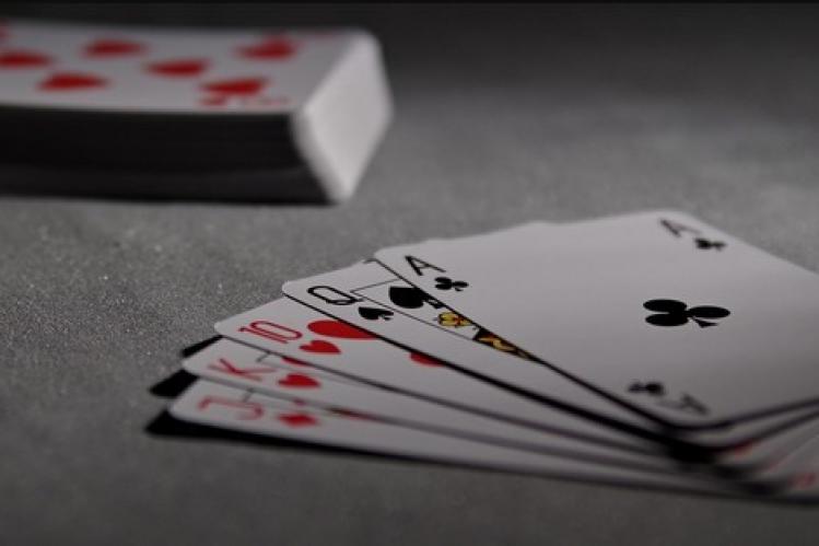 الجري وراء الأرباح يُنسي رواد “مقاهي القمار” مخاطر كوفيد-19