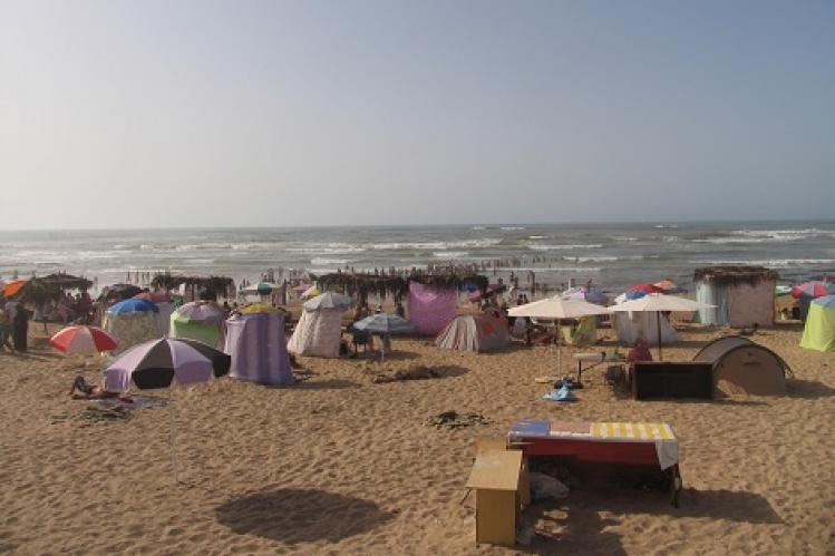 الحرارة ترفع أعداد مصطافين بشاطئ “سيدي رحال”