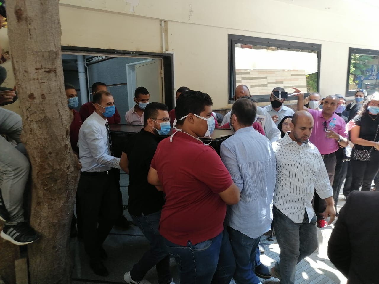 تشييع جثمان شويكار بحضور الفنانين ونجل فؤاد المهندس