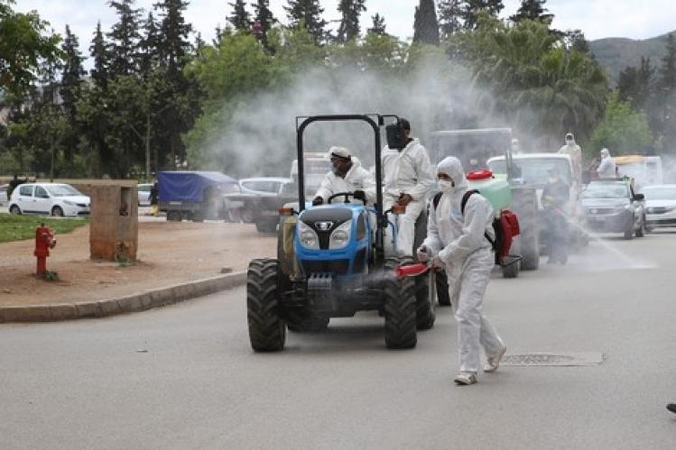 تواصل عمليات التعقيم لصد “كوفيد 19” في الداخلة