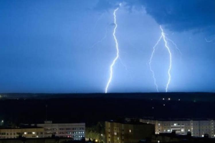 زخات رعدية من الاثنين إلى الأربعاء في عدة مناطق