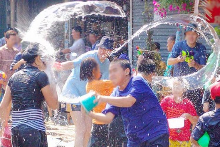 “سلوكات سيئة” تخترق عاشوراء .. مفرقعات وتراشق بالبيض والماء