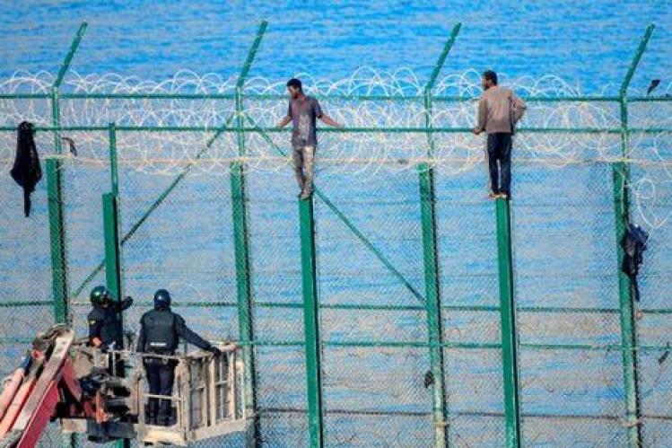 سياجات سبتة ومليلية تتخطى علو “جدار المكسيك‎”