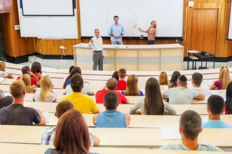 طلبة مغاربة يدشنون “رحلة البحث” عن الدراسة في أوروبا وأمريكا