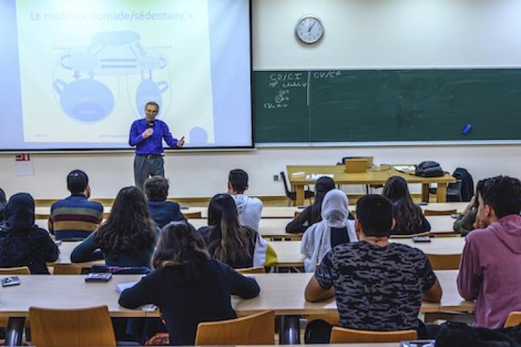 طلبة يحذرون من تحوّل مؤسسات جامعية إلى بؤر لتفشي “كورونا”