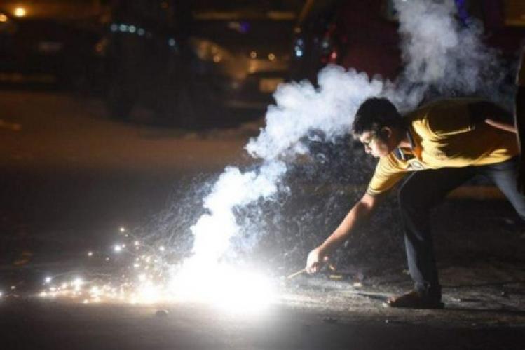 “مفرقعات عاشوراء” تتحدى القانون وتعمّق الهلع في “زمن الجائحة”