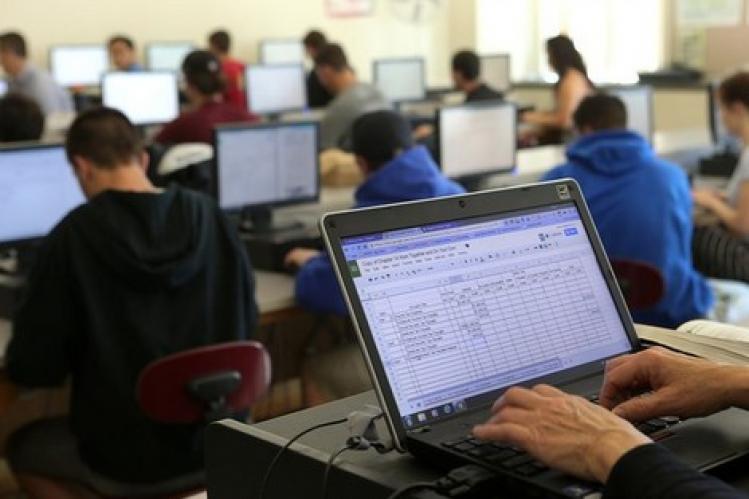 هل يُوفّر الوزير أمزازي الحواسيب والإنترنيت لجميع مدارس المملكة؟