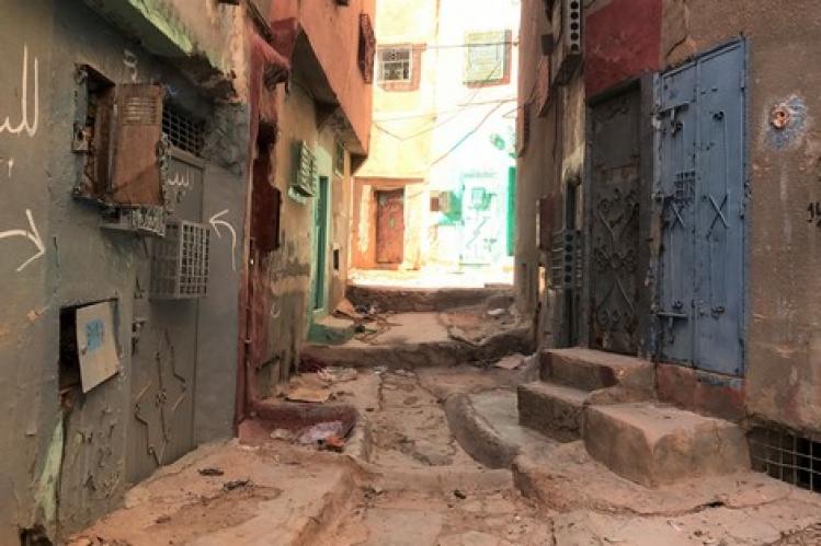 إغلاق المحلات التجارية يبدأ في الثامنة ليلا بتنغير