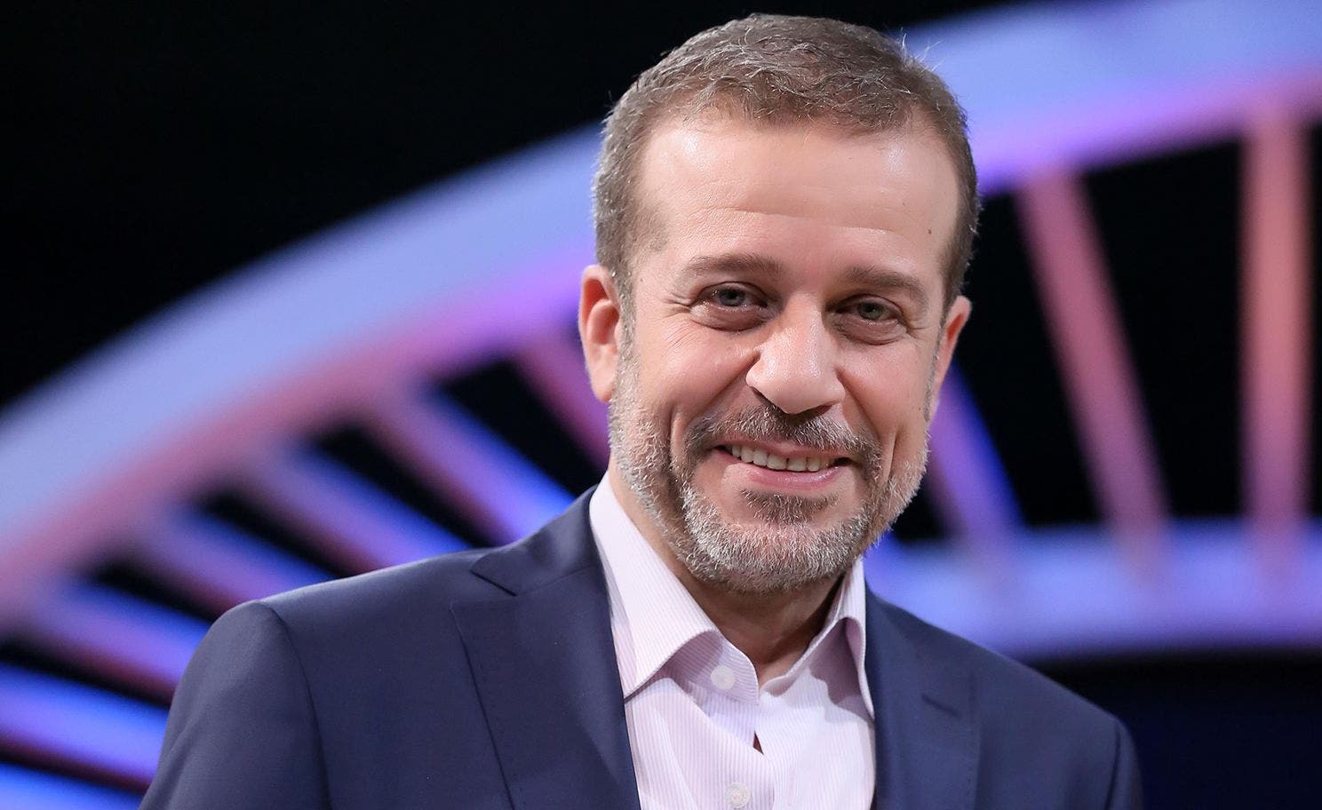 انسحاب واعتزال وقرارات تصدم.. السوشال ميديا ملعب النجوم