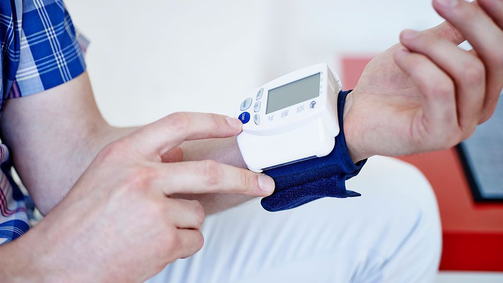 باحثون يكشفون عن علاقة بين شكل الساقين وارتفاع ضغط الدم.. كيف ذلك؟