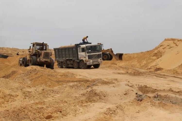 ترخيص لجرف الرمال يثير مخاوف تحويل خليج العرائش إلى “مقبرة”