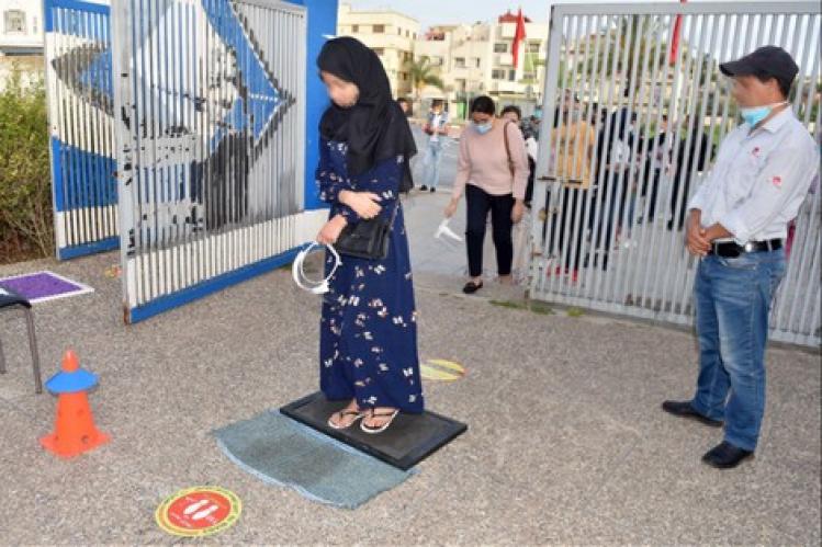 تفشّي فيروس “كوفيد-19” يغلق مدارس ويربك أسراً بالدار البيضاء