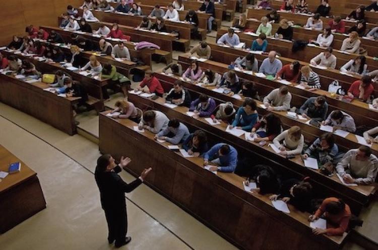 جامعيون يدعون إلى تجاوز تقييم أداء الأساتذة اعتمادا على التنقيط