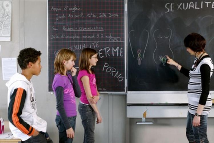 جمعية نسائية تنادي بتدريس مادة التربية الجنسية