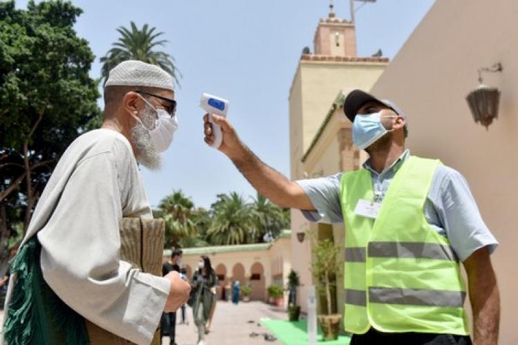 رواد المساجد يلتزمون بإجراءات السلامة رغم توقف عمليات المراقبة