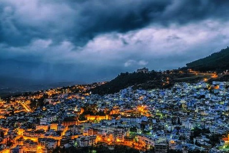 شفشاون بالليل .. مدينة كاملة الأوصاف من علوّ مسجد “بوزْعافرْ”