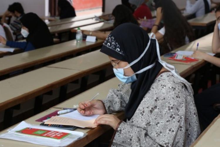 طلبة جامعيون بالدار البيضاء ينشدون “الإنقاذ” بامتحانات عن بعد