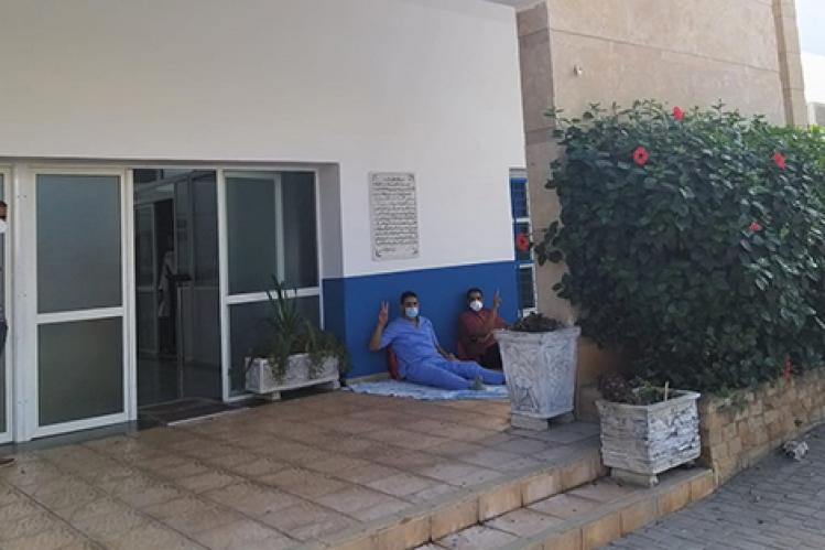 “غياب الإيواء” يدفع ممرضين إلى الاعتصام بالفنيدق‬