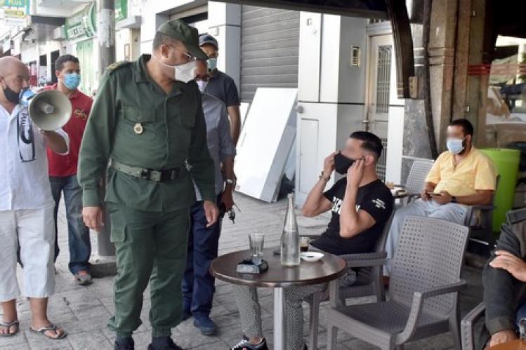 فرض “غرامة الكمامة” داخل المقاهي والمطاعم يثير حفيظة الزبائن