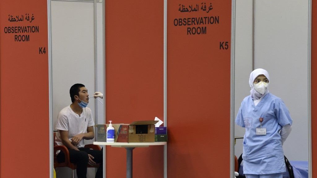 متطوعون في البحرين يشاركون بتجارب على لقاح لكورونا المستجد “خدمة للإنسانية”