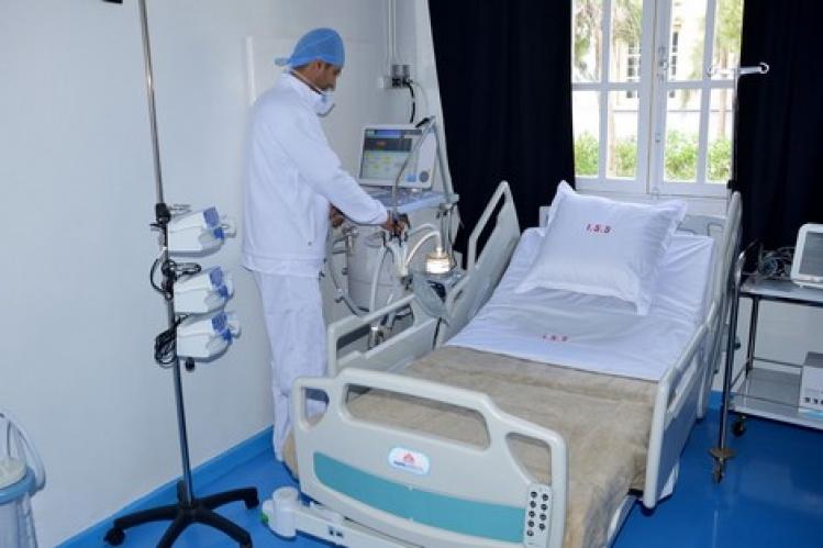 مرضى “كوفيد-19” يشكون غياب الأطباء وآلات التنفس الاصطناعي
