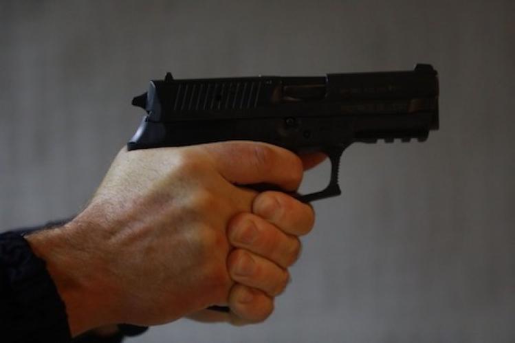 موظف شرطة يشهر سلاحه لإيقاف جانح بالعرائش‎