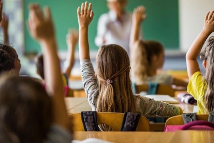 نقابة تعليمية تدعو إلى توقيف الدراسة الحضورية