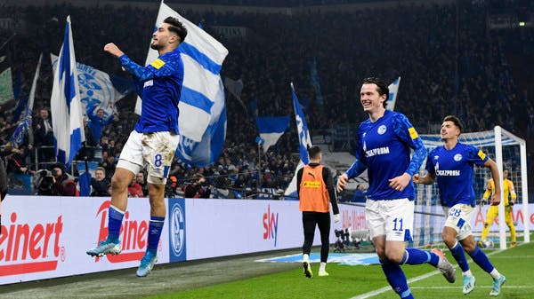 300 مشجع يدعمون شالكه في مباراة شتوتغارت