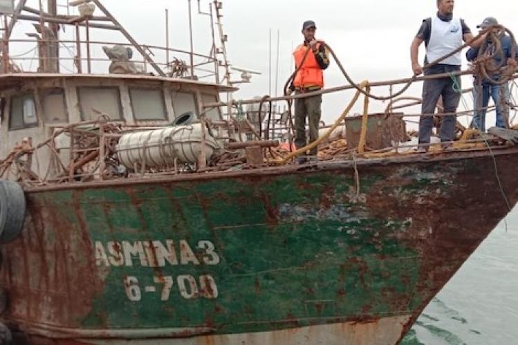 إخلاء سفينة من المتلاشيات بميناء مدينة الداخلة