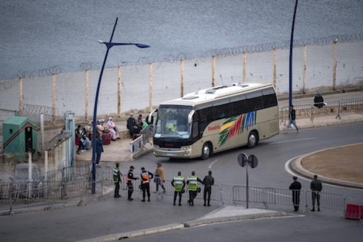 المغرب يعيد فوجا ثانيا من المواطنين العالقين بسبتة
