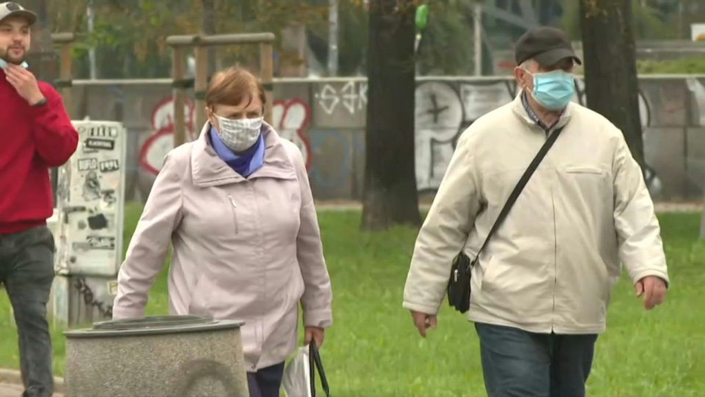 بالفيديو.. بولندا تفرض ارتداء كمامات واقية في الأماكن العامة