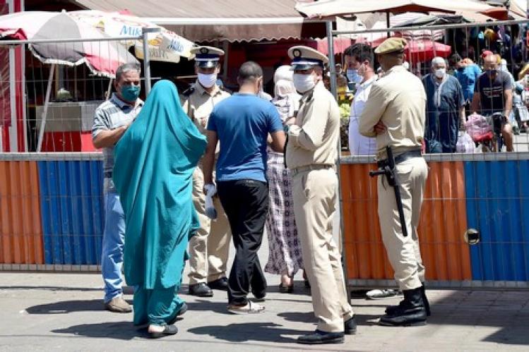 بيضاويون يراهنون على “التعايش مع كورونا” وإلغاء إجراءات الإغلاق