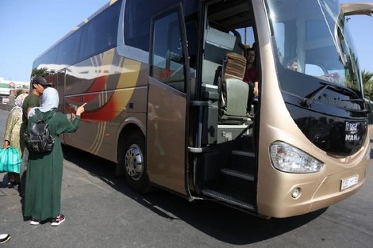 حافلات “غير مراقبة” تكسر مراقبة الطرقات وتنذر بتفشي “كوفيد-19”