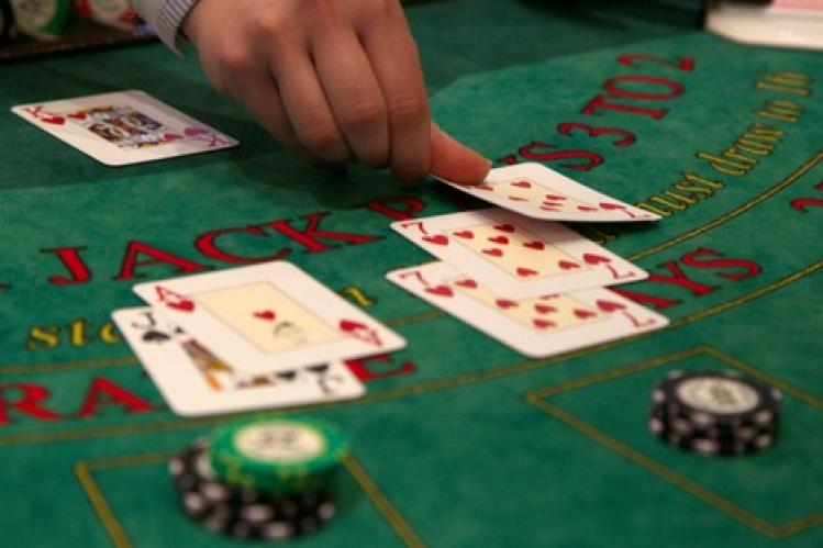 شبهة المخدرات وألعاب القمار تلاحق مقهى بوجدة