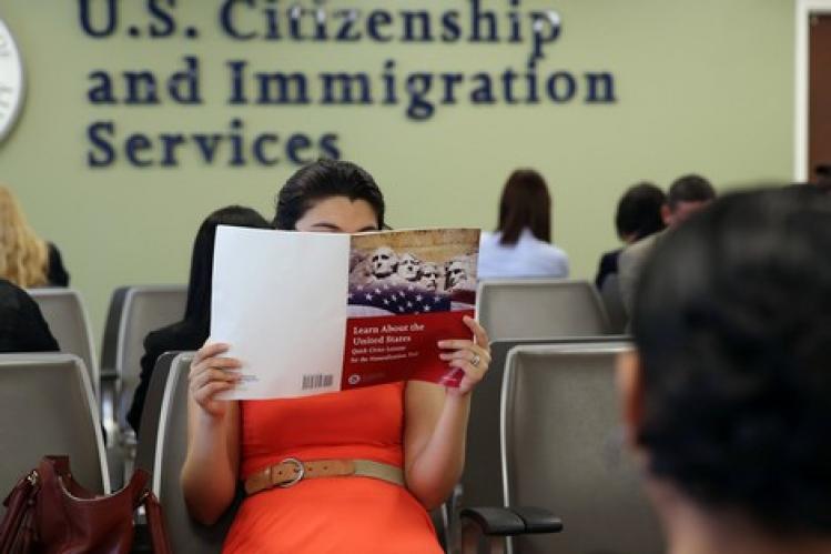 عاطلون مغاربة يواجهون الجائحة بالتّعاقد والتسجيل في “قرعة أمريكا”