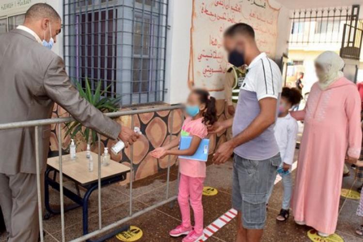 قرار استئناف التعليم الحضوري يُربك أسراً في العاصمة الاقتصادية