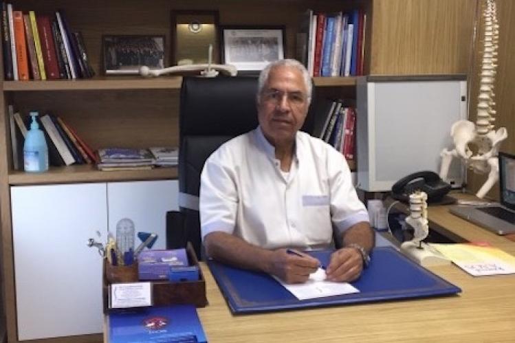 مصدر مقرب ينفي وفاة الدكتور بنزاكور بـ”كورونا”