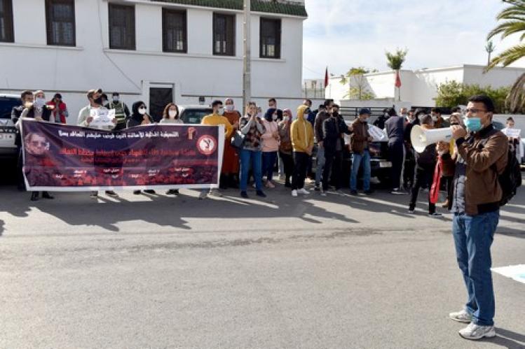 “أساتذة التعاقد” ينتقدون أمزازي بشأن “عطالة الشباب في المقاهي”